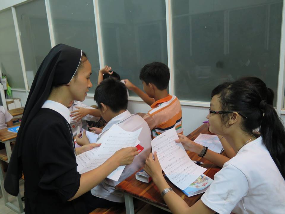 Lặng thầm hiến dâng…